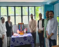 Koderma News: अधिवक्ता सूरज सिन्हा की माताजी की पुण्यतिथि पर निराश्रितों के बीच बंटी खाद्य सामग्री