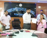 Palamu News: डीसी दिलीप प्रताप सिंह शेखावत ने जनता दरबार में सुनीं आमजनों की समस्याएं