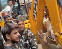 Deoghar News: अतिक्रमण हटाने के दौरान बढ़ा विवाद, ट्रैफिक पुलिसकर्मी ने लहराई पिस्टल