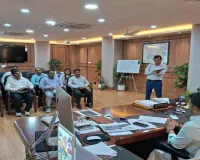 Dhanbad News: उपायुक्त आदित्य रंजन ने आधार केंद्रों पर वॉल राइटिंग का दिया निर्देश