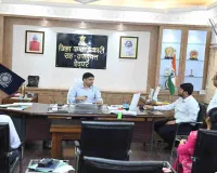 Deoghar News: उपायुक्त ने लंबित सेवा मामलों की समीक्षा की, लापरवाही पर सख्त कार्रवाई की चेतावनी