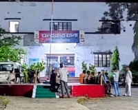 Koderma News: क्रेशर चोरी मामले की जांच करने गई पुलिस टीम पर जानलेवा हमला