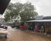 Dumka News: मूसलाधार बारिश से पोखर बनीं मुख्य सड़कें, दुकानों के सामने हुआ भारी जलजमाव