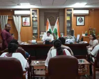 Hazaribagh News: उपायुक्त हेमन्त सती ने जनता दरबार में सुनीं आम लोगों की समस्याएं