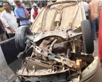 Koderma News: बाइक को बचाने के प्रयास में डिवाइडर से टकराई कार, लेकिन सुरक्षित बाहर निकले सभी यात्री