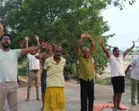 Koderma News: बाबा महेश्वर नाथ धाम की पावन भूमि पर मना अंतर्राष्ट्रीय योग दिवस