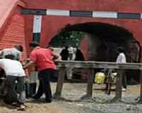 रेलवे ने अचानक बंद किया साक्षरता चौक अंडरपास, कई गांव के लोगों को हो रही परेशानी