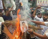 हजारीबाग में पेपर लीक के विरोध में छात्रों ने फूंका शिक्षा मंत्री का पुतला