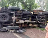 लातेहार में ट्रक-बाइक की भीषण टक्कर, दो युवकों की मौके पर मौत