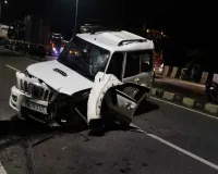 कोडरमा में बड़ा सड़क हादसा, स्कॉर्पियो का चक्का निकलते ही डिवाइडर से टकराई गाड़ी