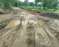  करोड़ों की सड़क तो बनी, पर पुलिया का एप्रोच पथ नहीं बना  ग्रामीण परेशान, कीचड़ में फिसलकर गिर रहे लोग