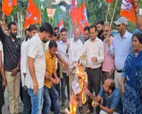Palamu News: कांग्रेस के दोहरे रवैये के विरोध में भाजपा ने राहुल गांधी का फूंका पुतला