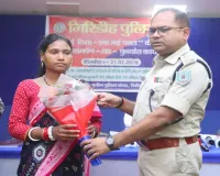 एसपी डॉ. बिमल कुमार के सामने नक्सली अनिता किस्कू ने किया आत्मसमर्पण, मिला पुनर्वास का आश्वासन