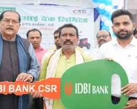 वित्त मंत्री राधाकृष्ण किशोर और उपायुक्त ने दिव्यांगजनों को सौंपी तीन पहिया वाहनों की चाबियां