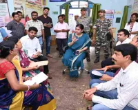 Pakur News: DC मेघा भारद्वाज ने मतदान केंद्रों का निरीक्षण कर मतदाता सूची पुनरीक्षण का लिया जायजा