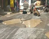 Sahebaganj News: जर्जर सड़क पर बने बड़े-बड़े गड्ढों के कारण रोजाना हो रही दुर्घटनाएं