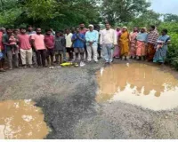 सड़क की मरम्मति के लिए ग्रामीणों ने की भगवान की पूजा-अर्चना