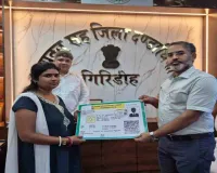 उपायुक्त रामनिवास यादव ने लाभुकों को सौंपे ड्राइविंग लाइसेंस, जून में 1,779 लाइसेंस जारी