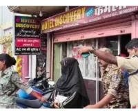 गिरिडीह: धनवार के डिस्कवरी होटल में पुलिस छापा, 2 युवक-2 युवतियां हिरासत में