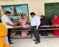 अनुमंडल पदाधिकारी, गिरिडीह,  धीरेंद्र कुमार ने विभिन्न मतदान केंद्रों का औचक निरीक्षण कर विशेष शिविरों की व्यवस्थाओं एवं SIR-2026 के तहत संचालित गतिविधियों का जायजा लिया