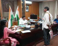 Hazaribagh News: उपायुक्त हेमन्त सती ने जनता दरबार में सुनीं नागरिकों की समस्याएं, दिए कड़े निर्देश