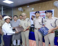 बारिश से बचाव के लिए ट्रैफ़िक पुलिस कर्मियों को हजारीबाग यूथ विंग ने रेनकोट रूपी सुरक्षा का दिया सौगात  