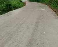 खबर का असर: बिना बैरिकेडिंग उखड़ी पीसीसी सड़क की हुई मरम्मत, ग्रामीणों में खुशी