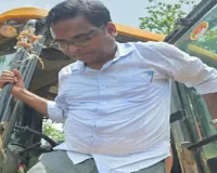 Sahebganj News: कीचड़मय सड़क के कारण बाधित SIR कार्य, जेसीबी से गांव पहुंचे एसडीओ और बीडीओ