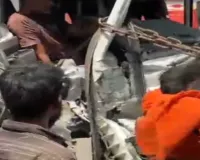 Koderma News: सतपुलिया के पास टैंकर और हाईवा में भीषण टक्कर, चालक गंभीर रूप से घायल