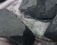 Koderma News: इटाय में मनरेगा डोभा खुदाई के दौरान निकला रहस्यमयी चमकदार पदार्थ