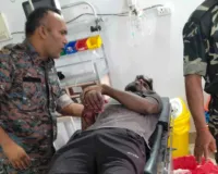 Koderma News: अज्ञात ट्रैक्टर की चपेट में आने से फैक्ट्री कर्मी कुलदीप रजक गंभीर घायल