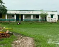 रास्ता के अभाव में कीचड़-पानी से होकर स्कूल जा रहे जैलमारी गांव के बच्चे