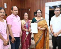 Bokaro News: उपायुक्त अजय नाथ झा ने पत्नी संग कराया SIR, मतदाताओं से की भाग लेने की अपील