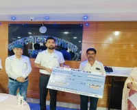 डीसी दिलीप शेखावत ने जेएसएलपीएस की समीक्षा की, PMJJBY लाभुकों के आश्रितों को सौंपे ₹2-2 लाख के डमी चेक