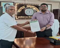 Hazaribagh News: स्वतंत्रता सेनानी विचार मंच ने नगर आयुक्त को सौंपा ज्ञापन, गांधी मैदान सौंदर्यीकरण की मांग
