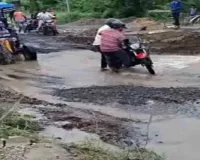 साक्षरता मोड़ से सकरीगली तक NH-80 बना मौत का सफर, राष्ट्रीय राजमार्ग की बदहाली पर सवाल: क्या बड़े हादसे का है इंतजार?