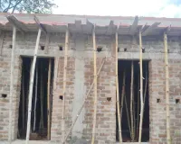 Pakur News: स्कूल में घटिया सामग्री से बन रहा शौचालय, बिना सूचना पट्ट के निर्माण पर उठे सवाल