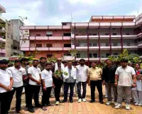 Deoghar News: हरित देवघर अभियान के तहत रेड रोज स्कूल में 194 विद्यार्थियों को बांटे गए पौधे