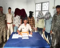 Crime News: मधुपुर में ब्राउन शुगर जैसे संदिग्ध पदार्थ के साथ 5 गिरफ्तार, 9.43 ग्राम नशीला पदार्थ और ₹8,600 बरामद