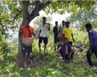 Giridih News: सकसेरिया में जमीन घेराबंदी को लेकर आदिवासियों का विरोध, उखाड़े पिलर
