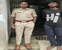 Sahibganj News: जाली नोट कांड में फरार अभियुक्त के घर चिपकाया गया इश्तिहार, ढोल-बाजे के साथ पहुंची टीम