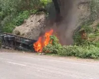 Koderma News: छड़ लदा ट्रेलर घाटी में दुर्घटनाग्रस्त, बिहार के मुंगेर और संग्रामपुर निवासी घायल