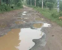 Koderma News: योगिटिल्हा रेलवे फाटक से सतडीहा आरईओ सड़क जर्जर, राहगीरों की बढ़ी परेशानी