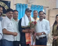 Koderma News: नगर पंचायत डोमचांच में गार्डन अधीक्षक राजेश आनंद को दी गई भावभीनी विदाई