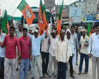 Koderma News: स्थानीय समस्याओं और मांगों को लेकर सड़कों पर उतरे भाजपा कार्यकर्ता