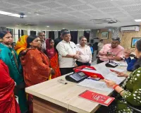 Giridih News: समाहरणालय में आयोजित जनता दरबार में अधिकारियों ने सुनीं आमजनों की समस्याएं