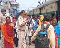 Deoghar News: मधुपुर स्टेशन पर भीड़ नियंत्रण और सुरक्षित रेल यात्रा करा रही आरपीएफ