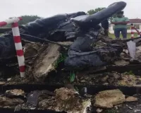Ranchi News: लगातार बारिश के बीच सिलागाई में शहीद वीर बुधु भगत की प्रतिमा धराशायी