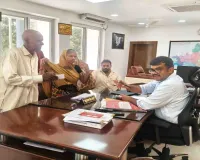 Koderma News: समाहरणालय में उपायुक्त उत्कर्ष गुप्ता ने जनता दरबार लगाकर सुनीं आमजनों की समस्याएं
