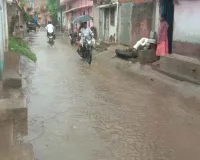 Koderma News: हल्की बारिश में नदी बनी झुमरी तिलैया-हीरोडीह मुख्य आरईओ सड़क, राहगीर परेशान